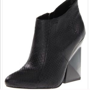 Dolce Vita Kemp Black Snake 7.5 ankle boot bootie